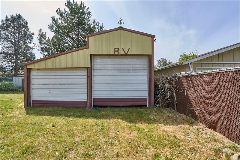 Detached Garage.