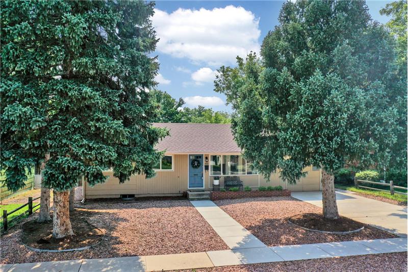 Great curb appeal for this beautiful, well-maintained rancher