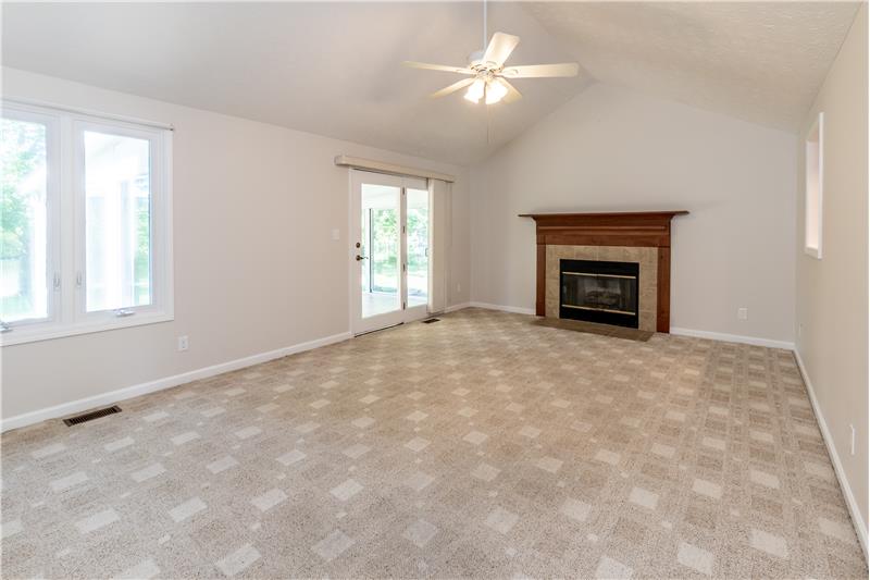 Large Great room w/fireplace & gas starter - 174 Nicole Blvd