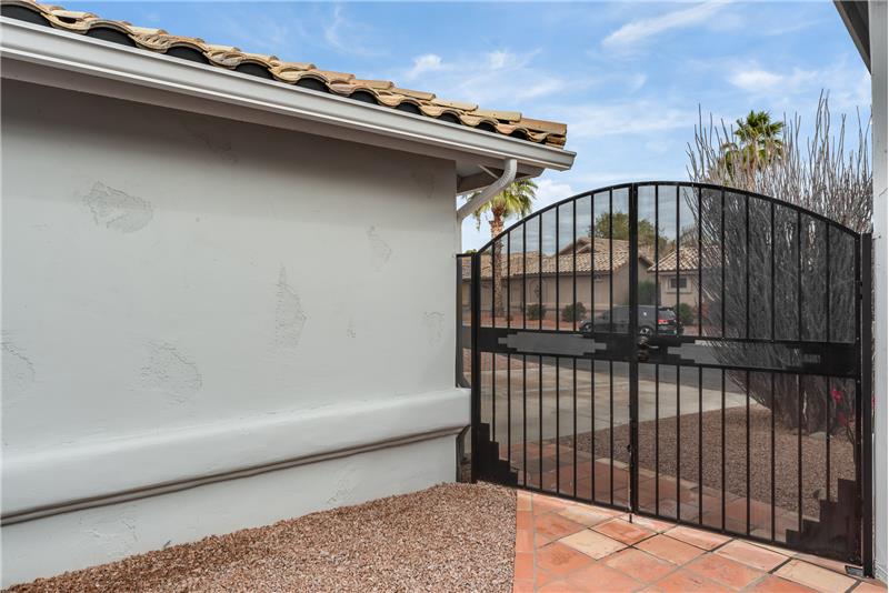 privacy gate on front court yard
