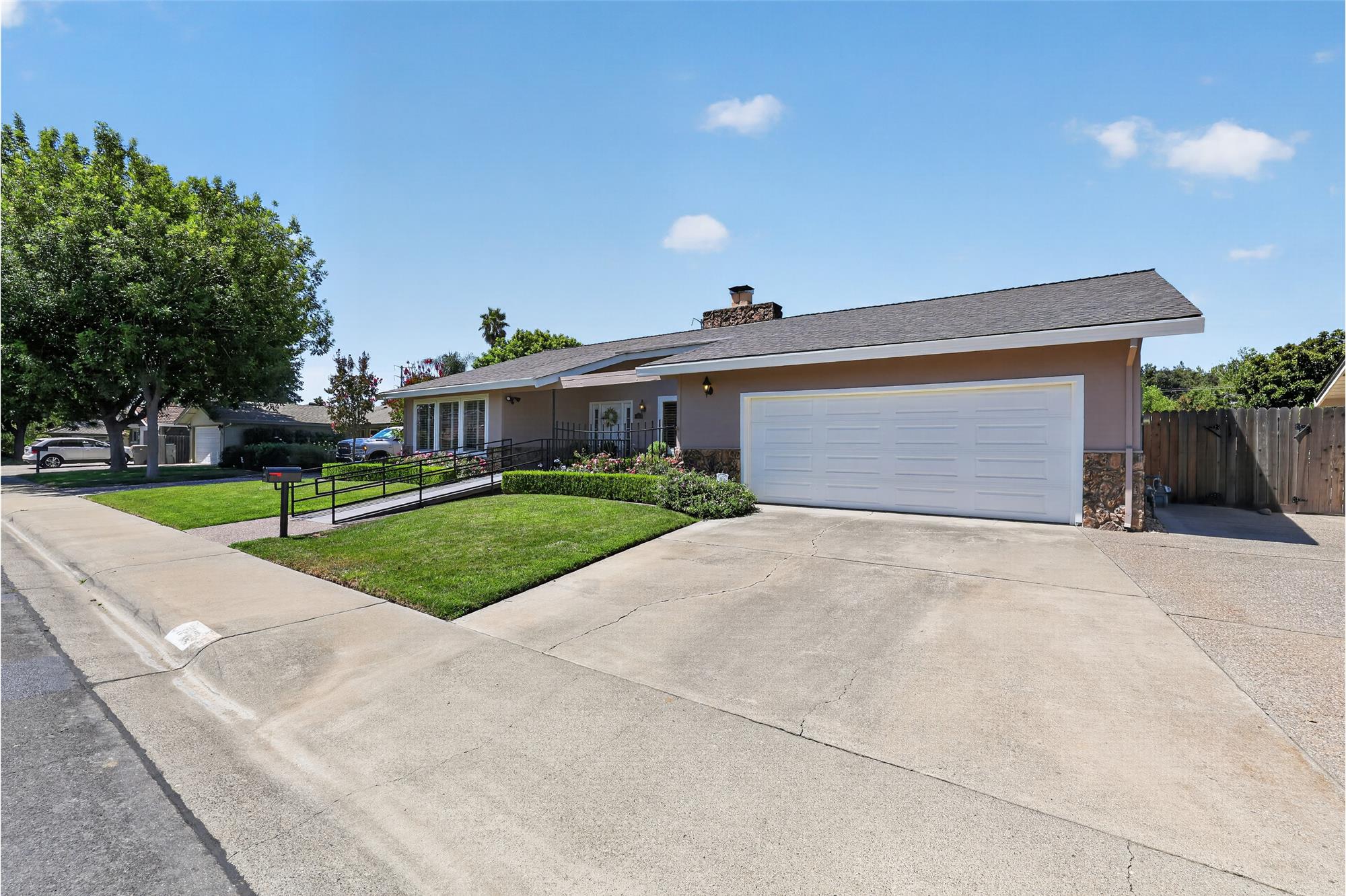https://realbird.blob.core.windows.net/rb-photos/1742-woodside-drive-woodland-ca-95695_F3B9B8D5_652812_639222540966262404_80x60.jpg