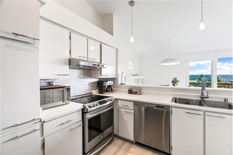 All stainless steel appliances stay with the home.