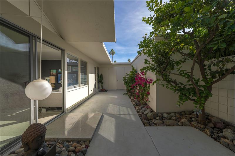 Classic light fixtures intact