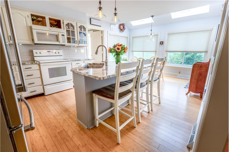 Sun-filled kitchen, fully renovated 2018
