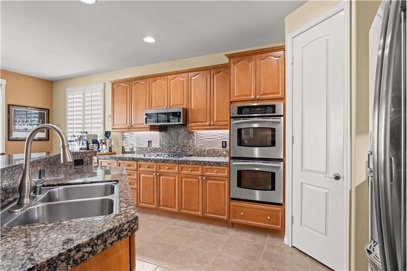 Kitchen w Walk in Pantry