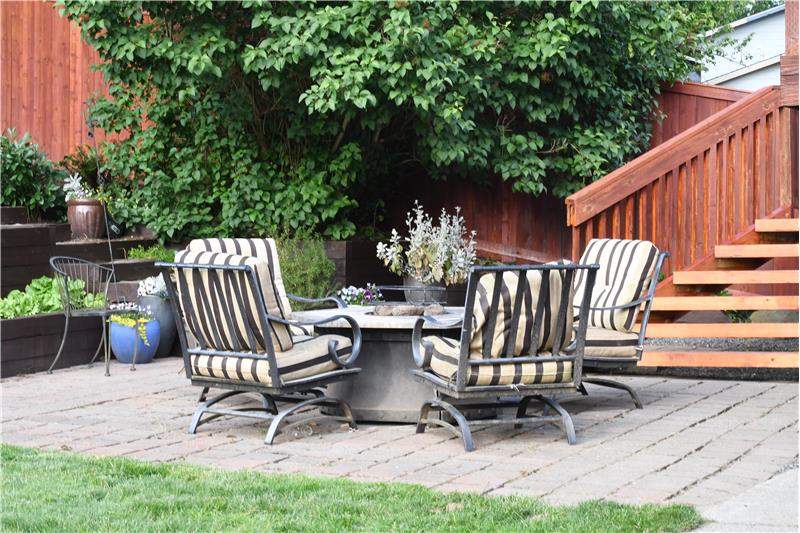 One of the sitting areas in the backyard. This is a GREAT backyard for entertaining!!