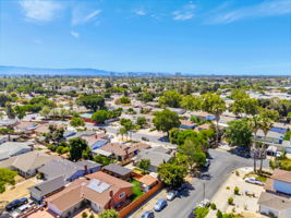 E-Z 2 Minute Drive to Swim Center!