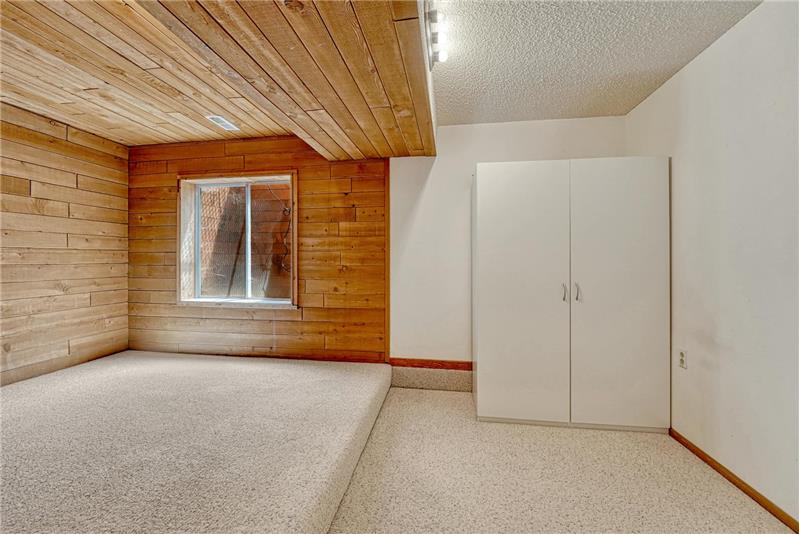 Basement bedroom #3 (non conforming)