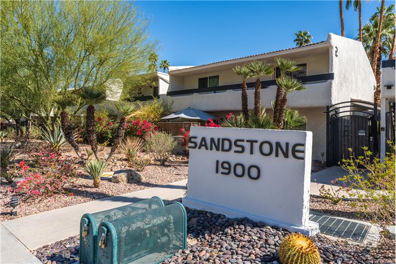 Minutes From Downtoiwn Palm Springs