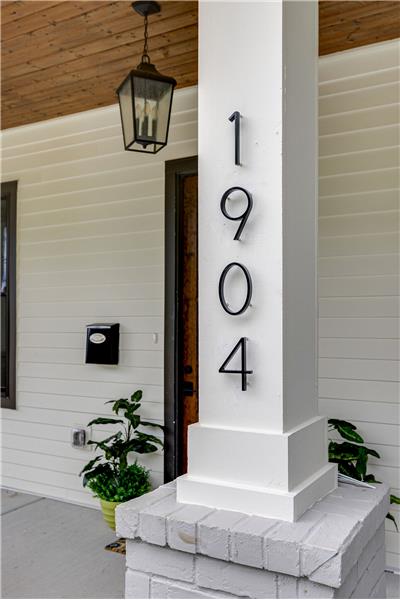 Love the way the address isdisplay for your guest and the mailman!
