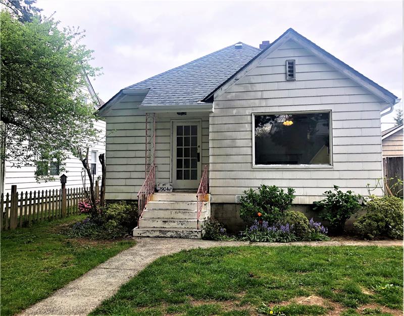 Home built in 1010 in Bremer 1st Addition.  Amazing location near downtown, ferry and shipyard.