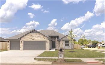 1923 W Flintlock Way, Mustang, OK