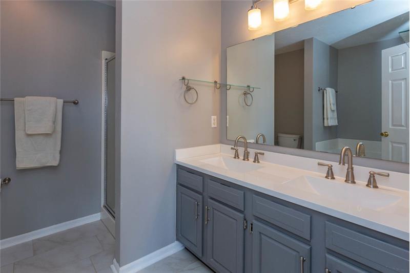 Double sinks in Master Bathroom - 19342 Snap Dragon Ct