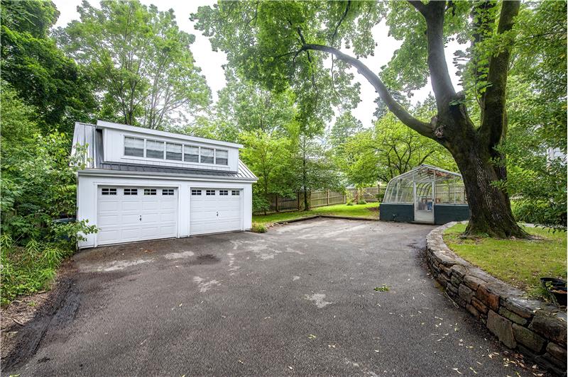 195 Midfield - Garage