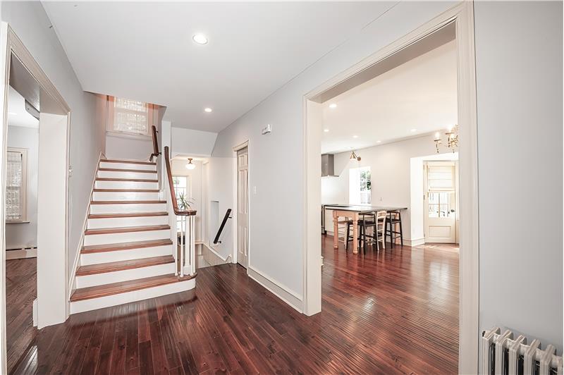 195 Midfield - Entryway