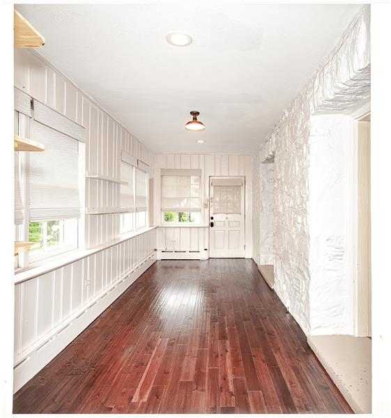 195 Midfield - Sun room