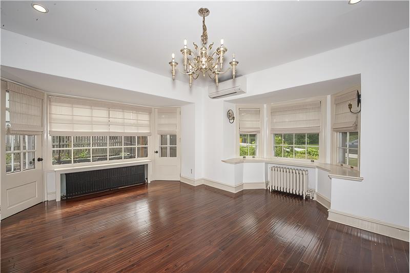 195 Midfield - Living Room