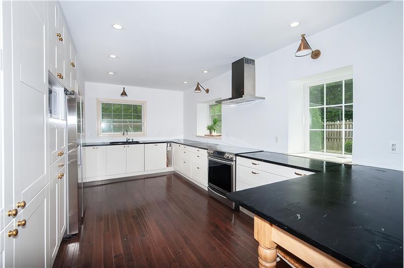 195 Midfield - Kitchen