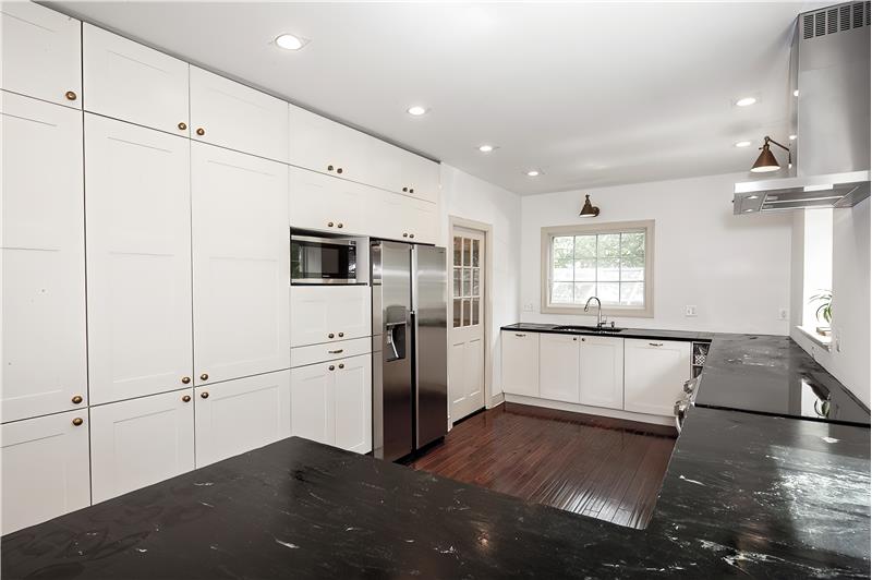 195 Midfield - Kitchen