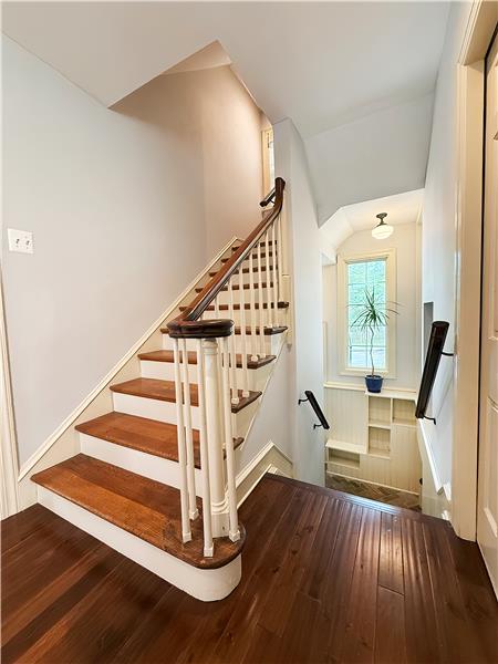 195 Midfield - Stairway