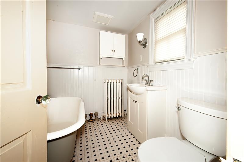 195 Midfield - Bathroom 2