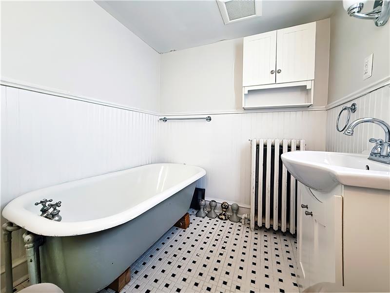 195 Midfield - Bathroom 2