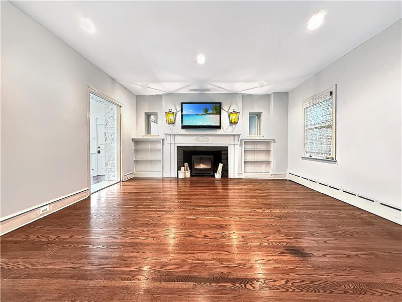 195 Midfield - Living room