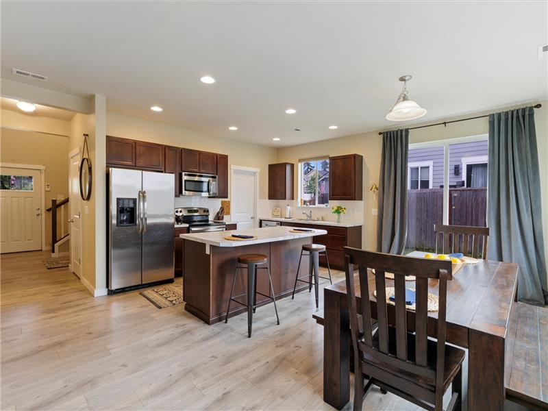 All appliances in kitchen stay with home!