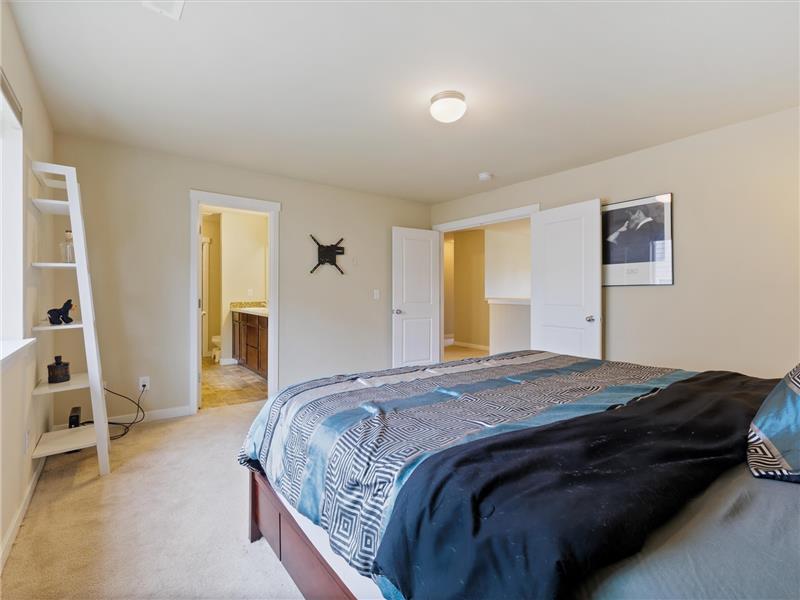 Full 5 piece bathroom and custom walk-in closest off the primary bedroom.