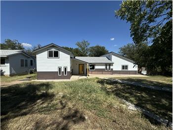 203 N Spring St, Lampasas, TX