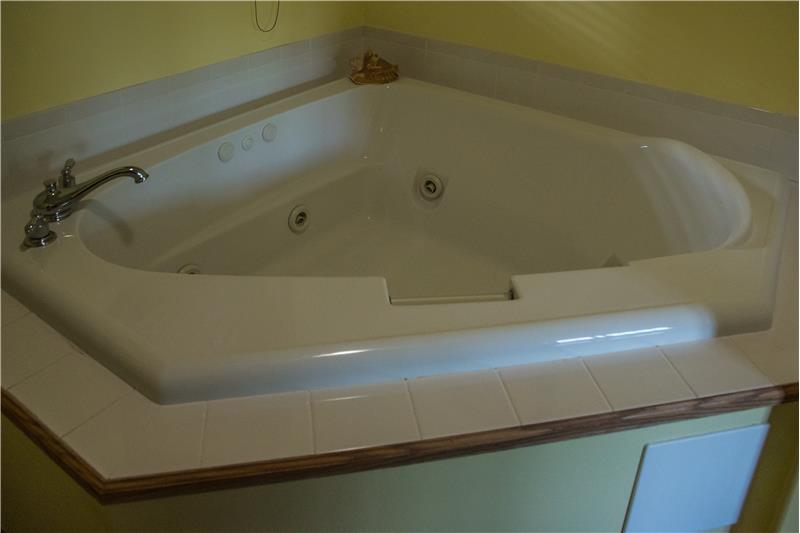 Masterbath whirlpool tub