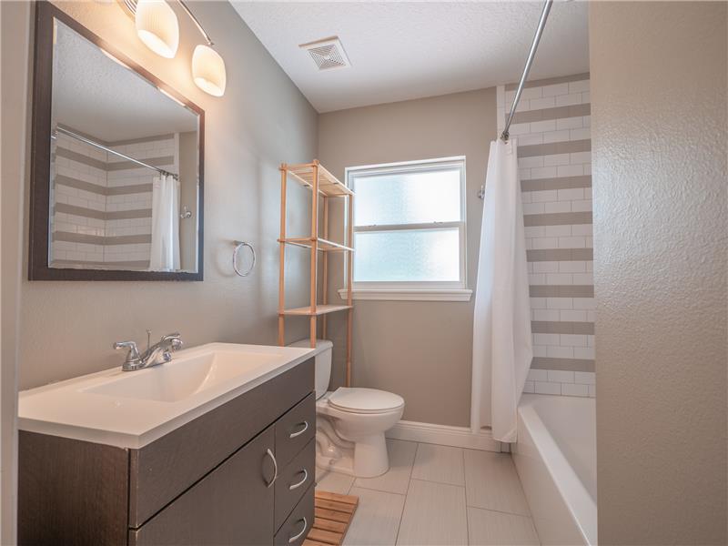 Full Hall/Guest Bath