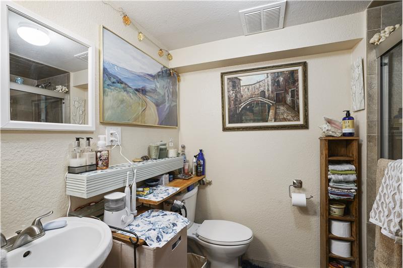 Full bathroom in mother-in-law apartment