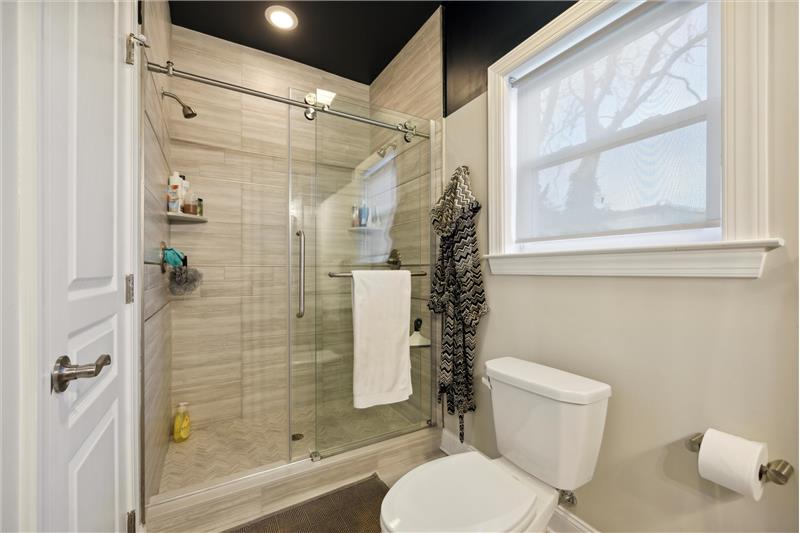 2137 N. Darien St - Bathroom 2