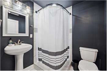 2137 N. Darien St - Bathroom 3