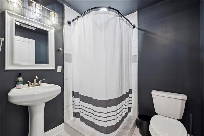 2137 N. Darien St - Bathroom 3