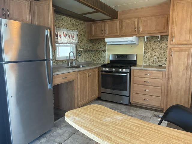 Upgraded Kitchen with 5-Burner Stainless Steel GAS Stove & Fridge, Solid-Surface Counters & Solid Maple Cabinetry!