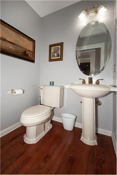 219 Excalibur - Powder room 