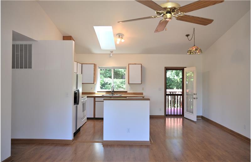 Nice vaulted ceilings makes this open and spacious!