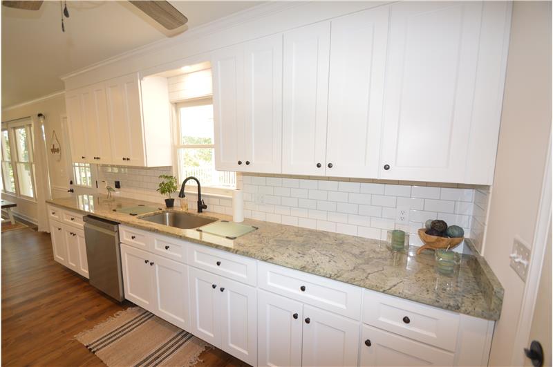 granite countertops & tile backsplash