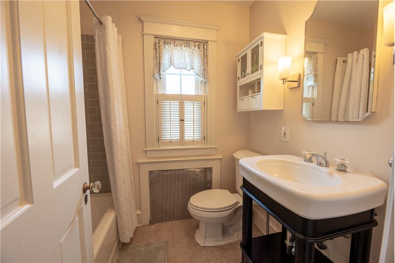 227 Argyle Road Second Floor Shared Hall Bathroom