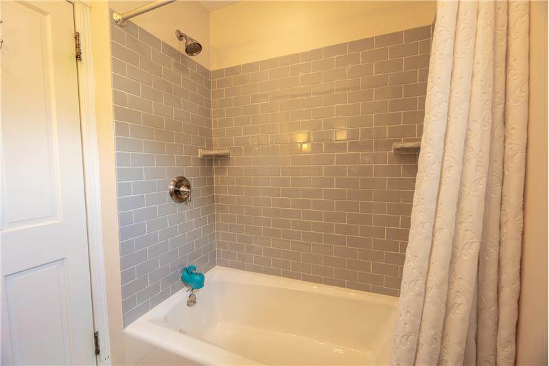 227 Argyle Road Second Floor Shared Hall Bathroom