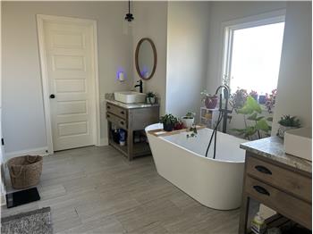Separate sinks with soaking tub in the middle.