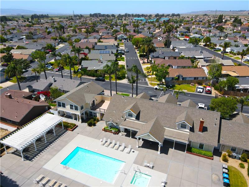 Community pool and spa at the heart of this quiet, stable neighborhood.