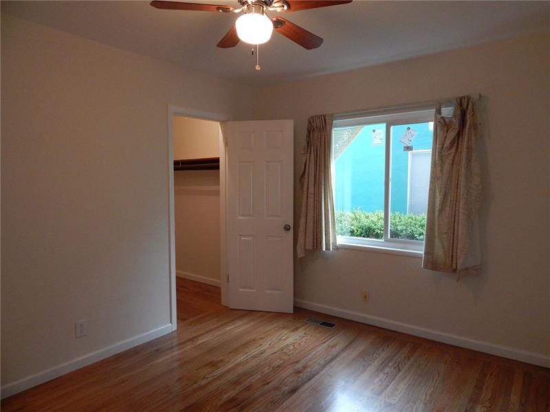 2nd bedroom walkin closet