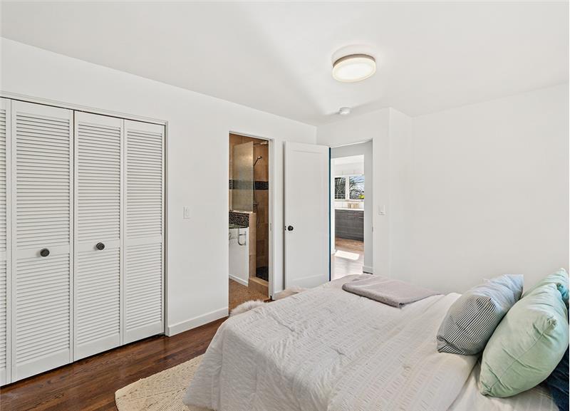 Guest room with view into en-suite