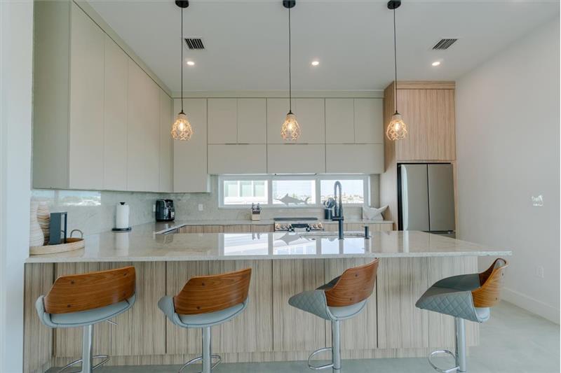 Kitchen/breakfast bar.