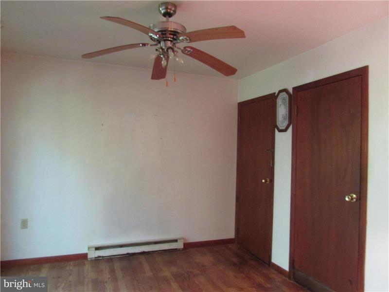 Dining area with ceiling fan
