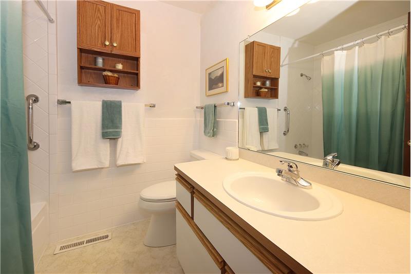 Main Level Hall Bathroom with Single Sink Vanity and Tub/Shower