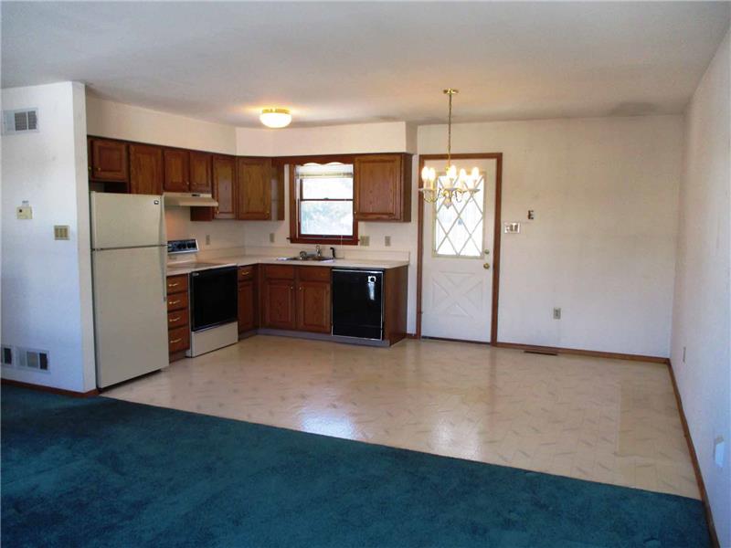 Eat-in kitchen/dining combination